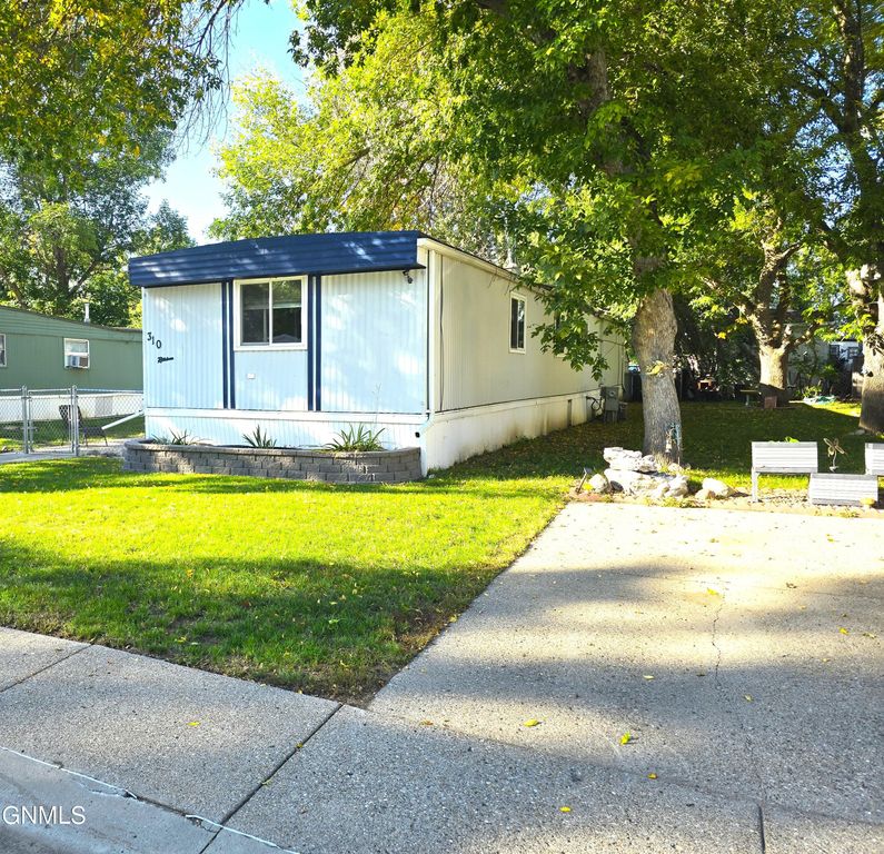 310 Buckingham Place, Bismarck, ND 58504