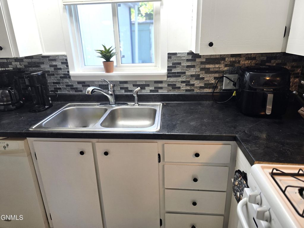 310 Buckingham Place, Bismarck, ND 58504 photo 11