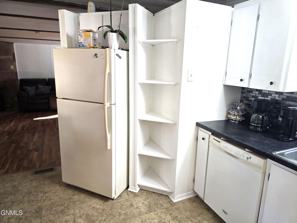 310 Buckingham Place, Bismarck, ND 58504 photo 12