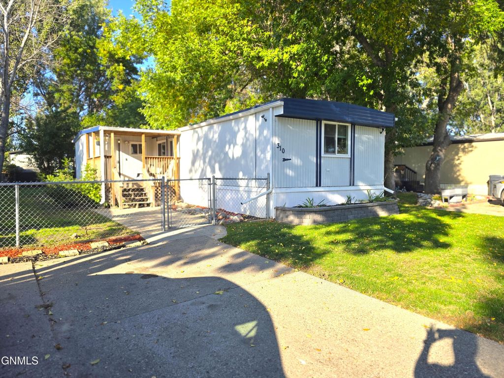 310 Buckingham Place, Bismarck, ND 58504 photo 2