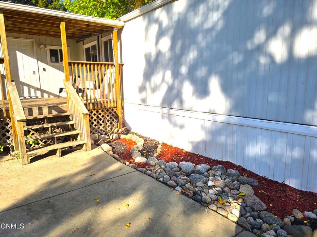 310 Buckingham Place, Bismarck, ND 58504 photo 33