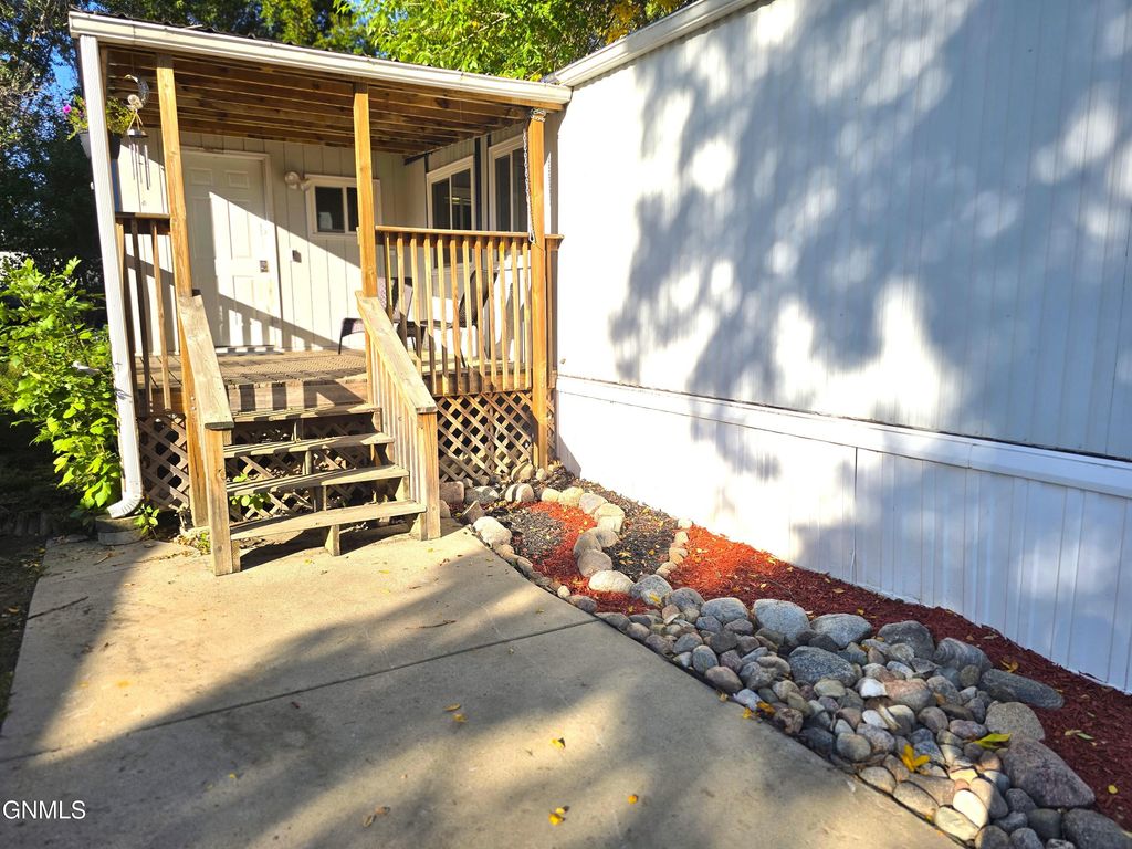 310 Buckingham Place, Bismarck, ND 58504 photo 34