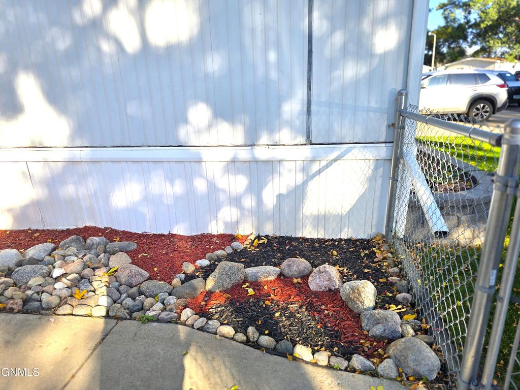 310 Buckingham Place, Bismarck, ND 58504 photo 35