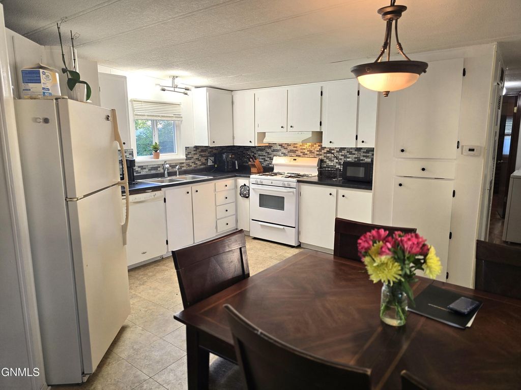 310 Buckingham Place, Bismarck, ND 58504 photo 9