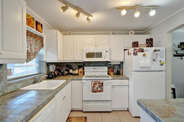 9821 Sunrise Lakes Boulevard 106, Sunrise, FL 33322