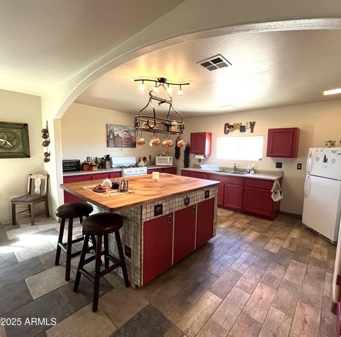 27230 S COYOTE Trail, Congress, AZ 85332