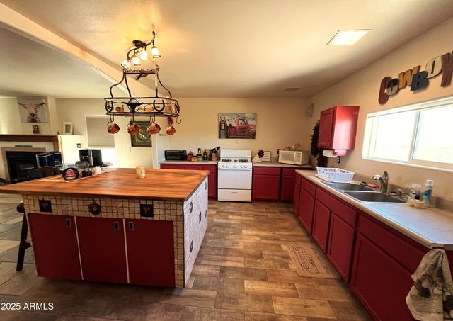 27230 S COYOTE Trail, Congress, AZ 85332