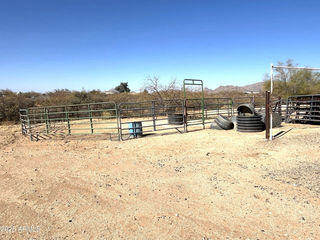 27230 S COYOTE Trail, Congress, AZ 85332