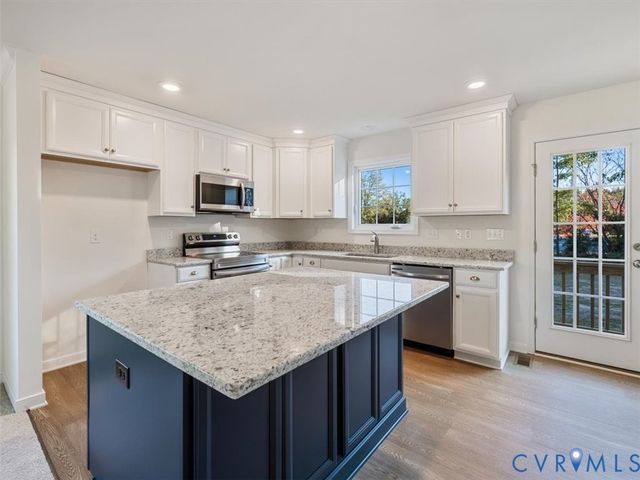 11819 Farnham Woods Dr, Midlothian, VA 23112