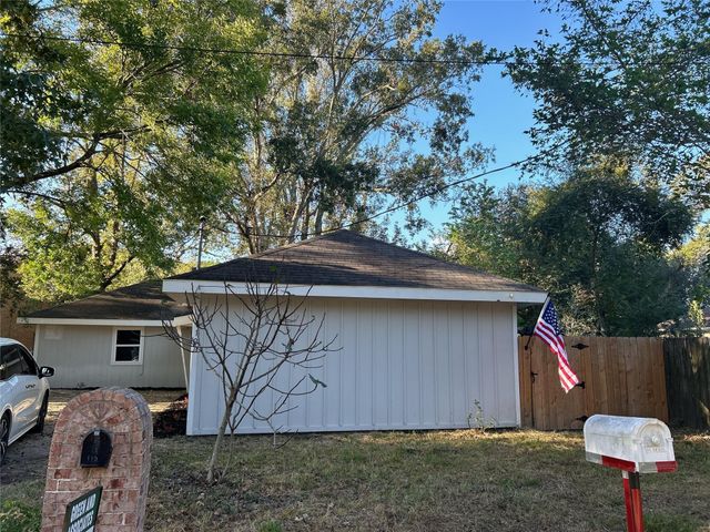 112 Oakdale Street, Dayton, TX 77535