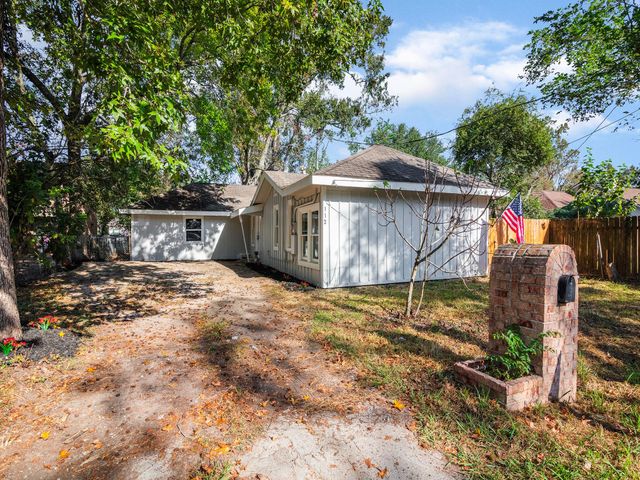 112 Oakdale Street, Dayton, TX 77535