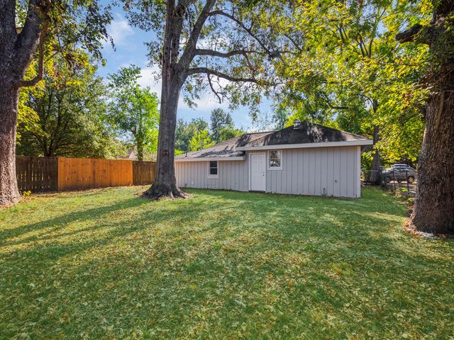 112 Oakdale Street, Dayton, TX 77535