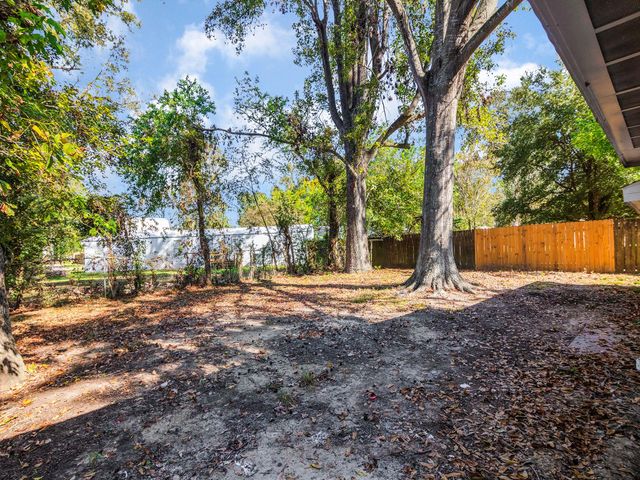 112 Oakdale Street, Dayton, TX 77535