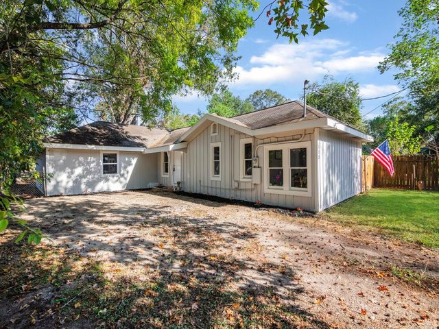 112 Oakdale Street, Dayton, TX 77535