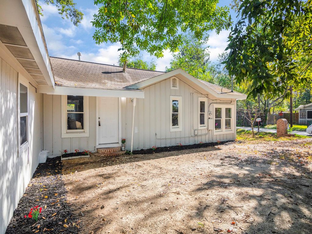 112 Oakdale Street, Dayton, TX 77535