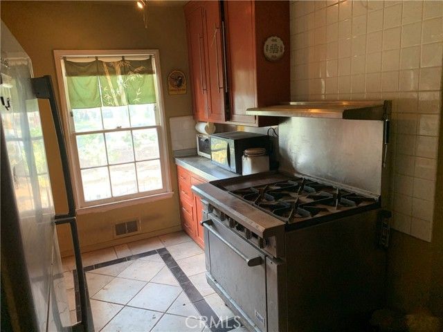 1826 Wellington Road, Los Angeles, CA 90019