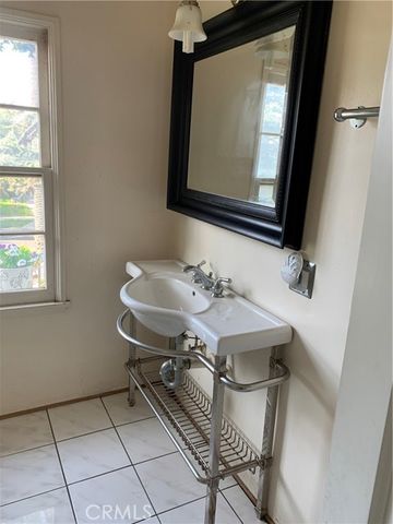 1826 Wellington Road, Los Angeles, CA 90019