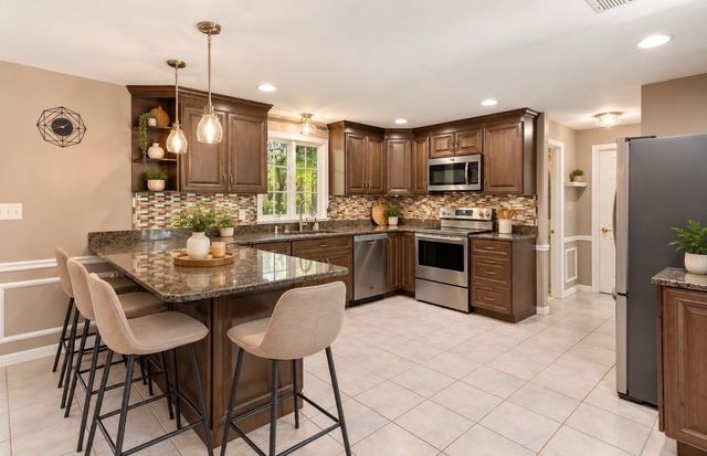 6 Mayhew Farm Dr, Mansfield, MA 02048