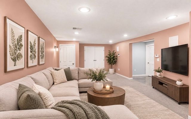 6 Mayhew Farm Dr, Mansfield, MA 02048