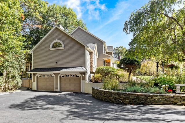 6 Mayhew Farm Dr, Mansfield, MA 02048