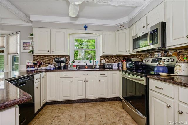 12 Knoll Crest, Miller Place, NY 11764