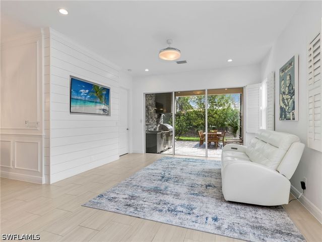 9052 Saint Lucia DR, Naples, FL 34114