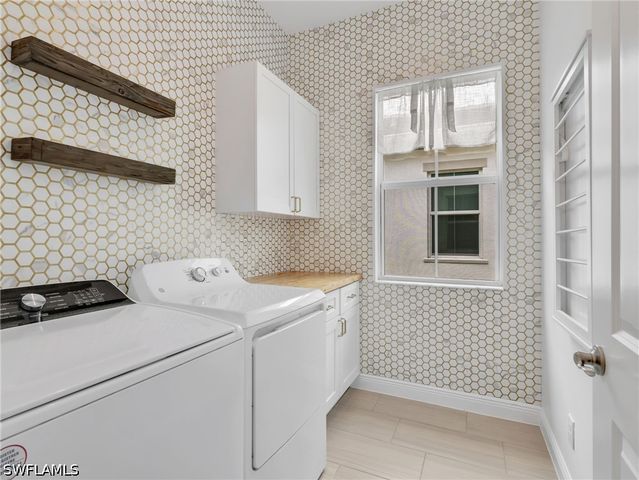 9052 Saint Lucia DR, Naples, FL 34114