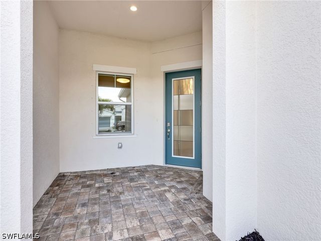 9052 Saint Lucia DR, Naples, FL 34114