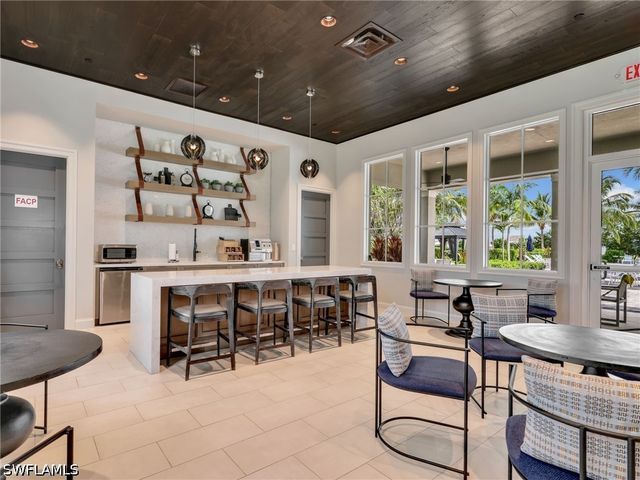 9052 Saint Lucia DR, Naples, FL 34114