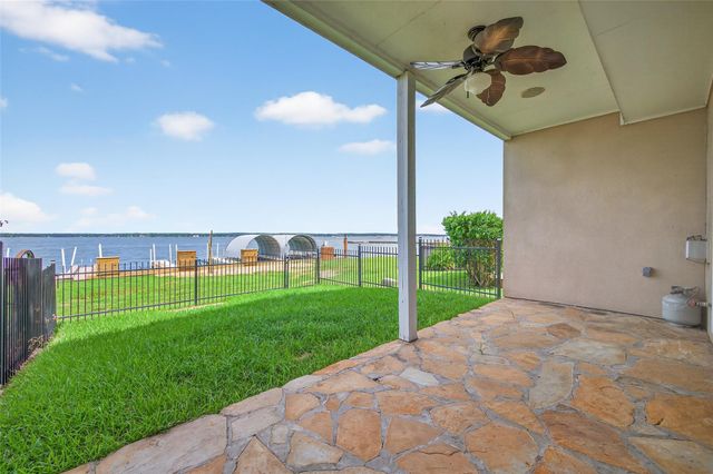 16 Regency Point, Conroe, TX 77356