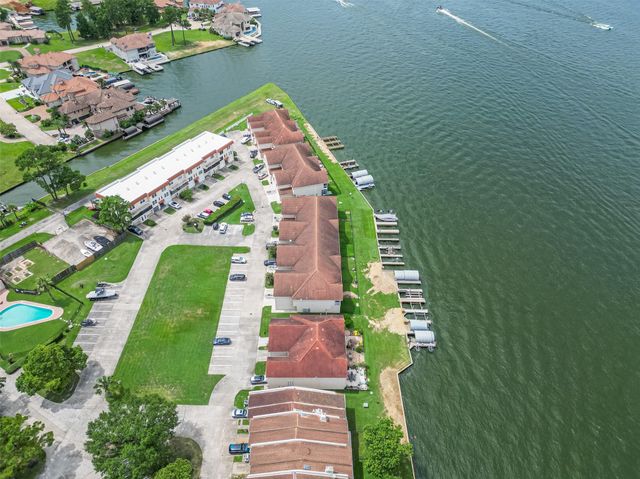 16 Regency Point, Conroe, TX 77356