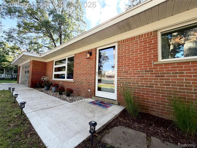 1615 Ladd Road, Wolverine Lake Village, MI 48390