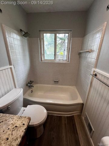 1615 Ladd Road, Wolverine Lake Village, MI 48390