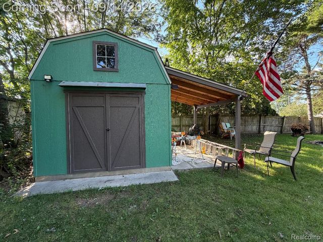 1615 Ladd Road, Wolverine Lake Village, MI 48390