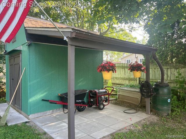 1615 Ladd Road, Wolverine Lake Village, MI 48390