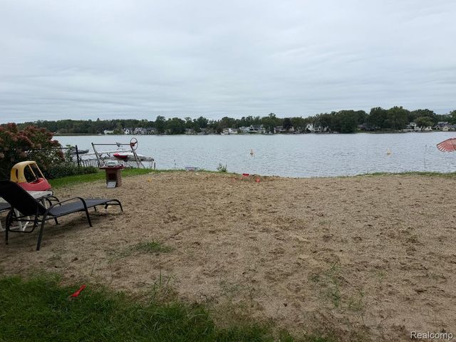 1615 Ladd Road, Wolverine Lake Village, MI 48390