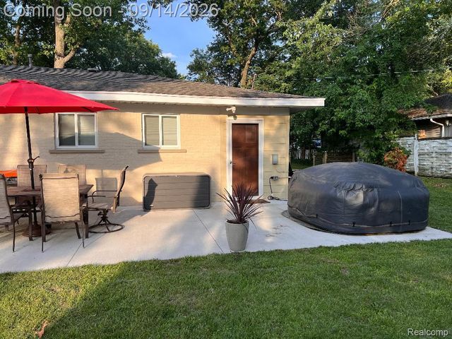 1615 Ladd Road, Wolverine Lake Village, MI 48390