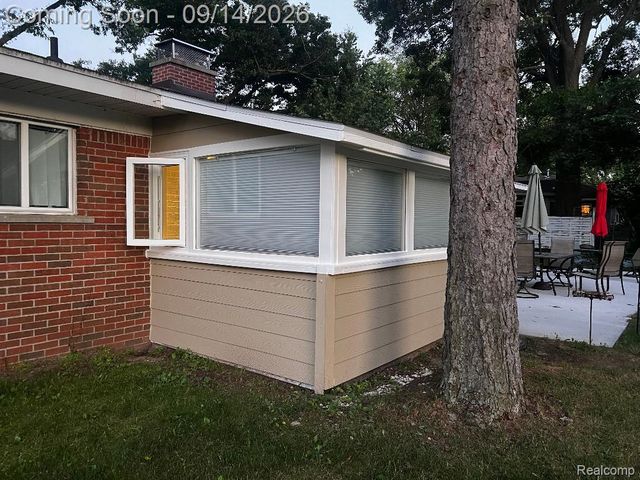 1615 Ladd Road, Wolverine Lake Village, MI 48390