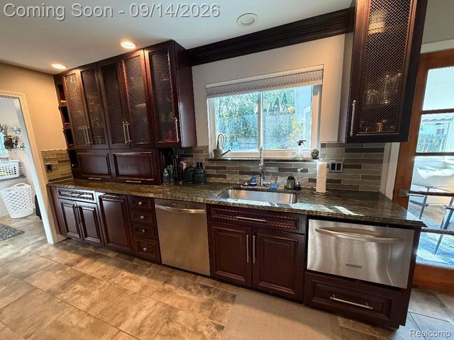 1615 Ladd Road, Wolverine Lake Village, MI 48390