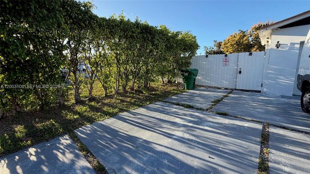 12435 SW 42nd St 1, Miami, FL 33175