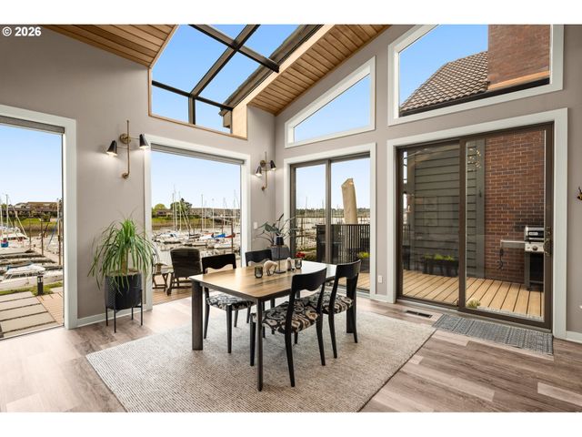 345 N LOTUS BEACH Dr, Portland, OR 97217