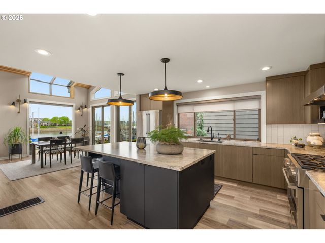 345 N LOTUS BEACH Dr, Portland, OR 97217