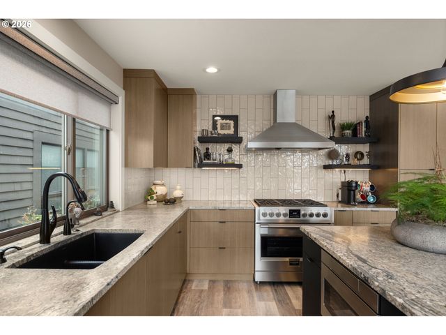 345 N LOTUS BEACH Dr, Portland, OR 97217