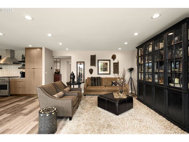 345 N LOTUS BEACH Dr, Portland, OR 97217