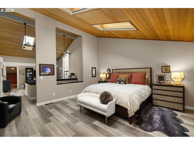 345 N LOTUS BEACH Dr, Portland, OR 97217