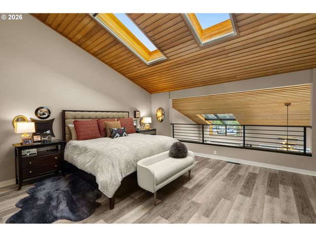 345 N LOTUS BEACH Dr, Portland, OR 97217