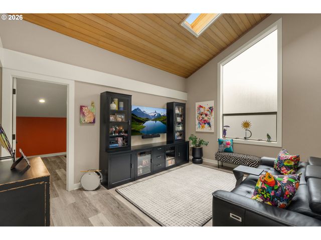 345 N LOTUS BEACH Dr, Portland, OR 97217