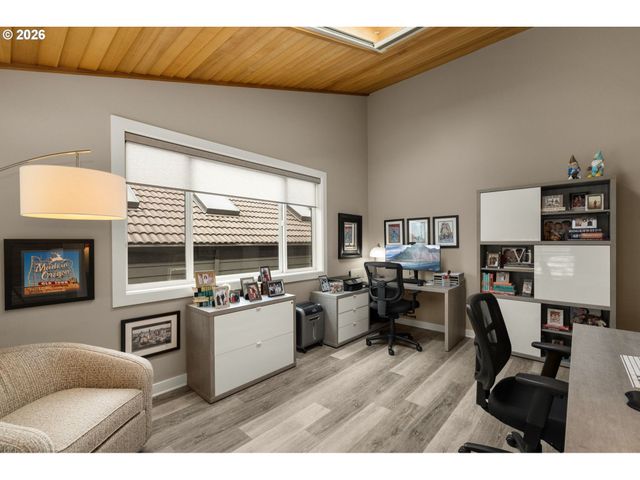 345 N LOTUS BEACH Dr, Portland, OR 97217