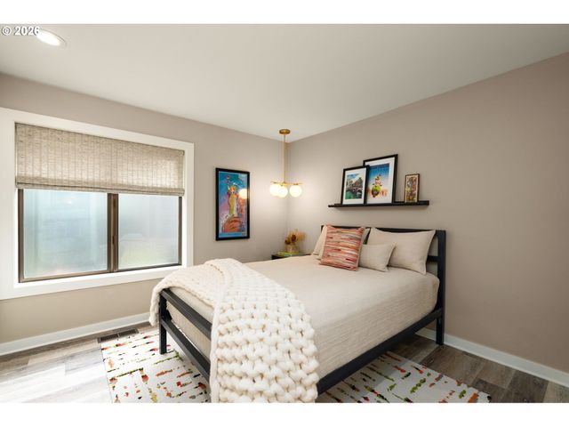 345 N LOTUS BEACH Dr, Portland, OR 97217