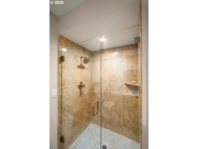 345 N LOTUS BEACH Dr, Portland, OR 97217